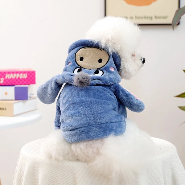 Blauer Flanell-Hoodie mit Bärengesicht-Design auf weißem Untergrund