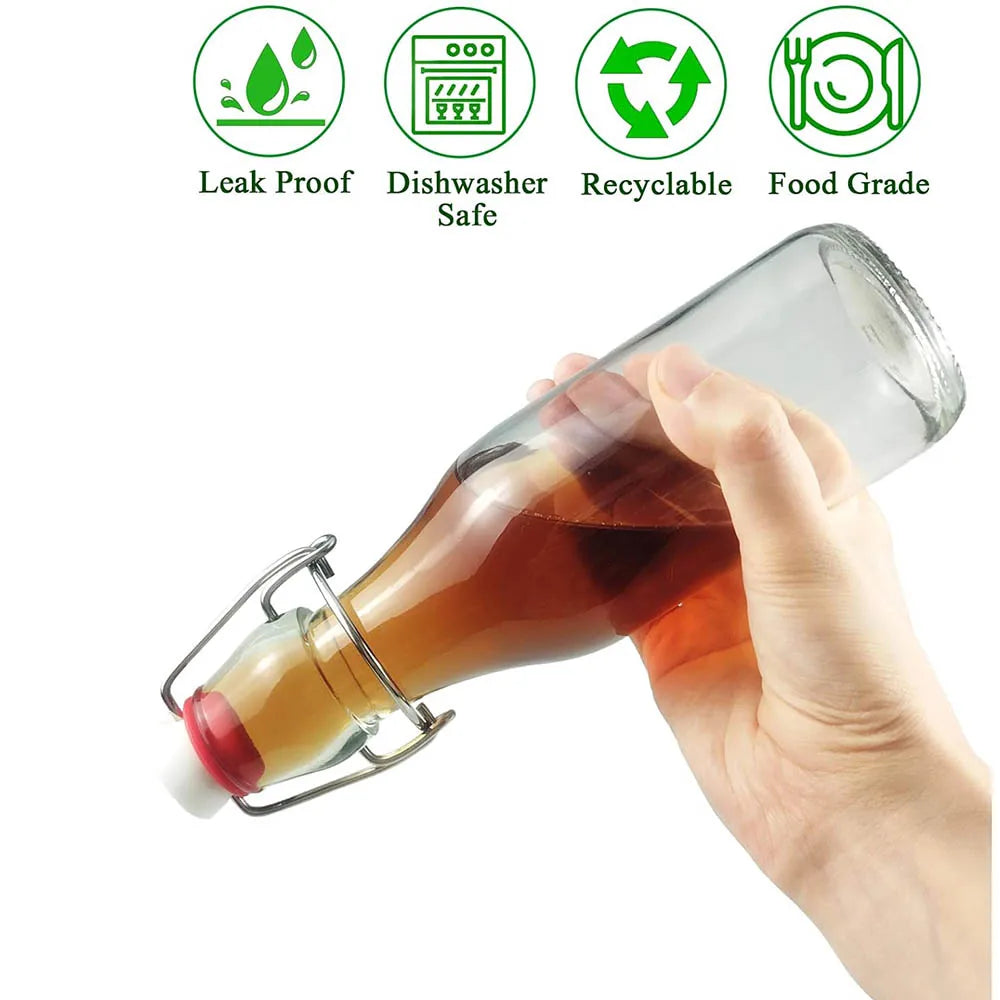 Une main tient une bouteille en verre ambré à couvercle, illustrant les caractéristiques étanches, lavable au lave-vaisselle,