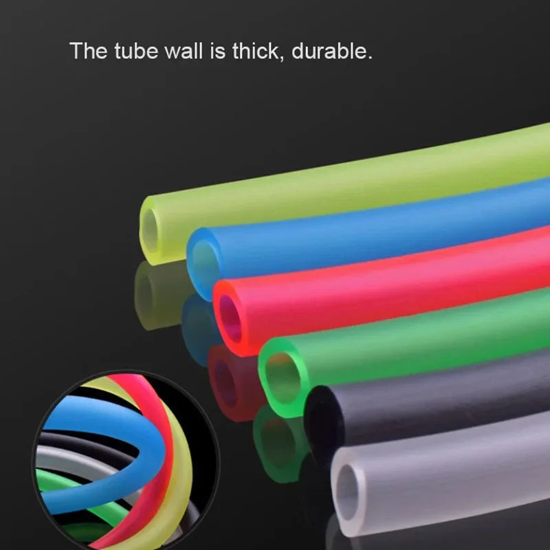 Gros tuyaux d'aquarium de différentes couleurs pour pompes et pierres à air.