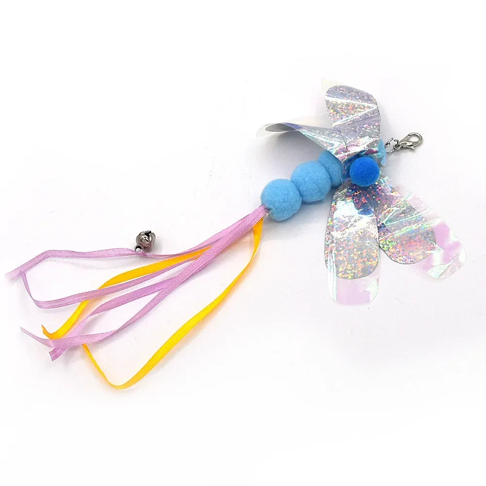 Buntes interaktives Katzenfederspielzeug mit schillerndem Federkleid, blauen Pompons und rosa-gelben Bändern.