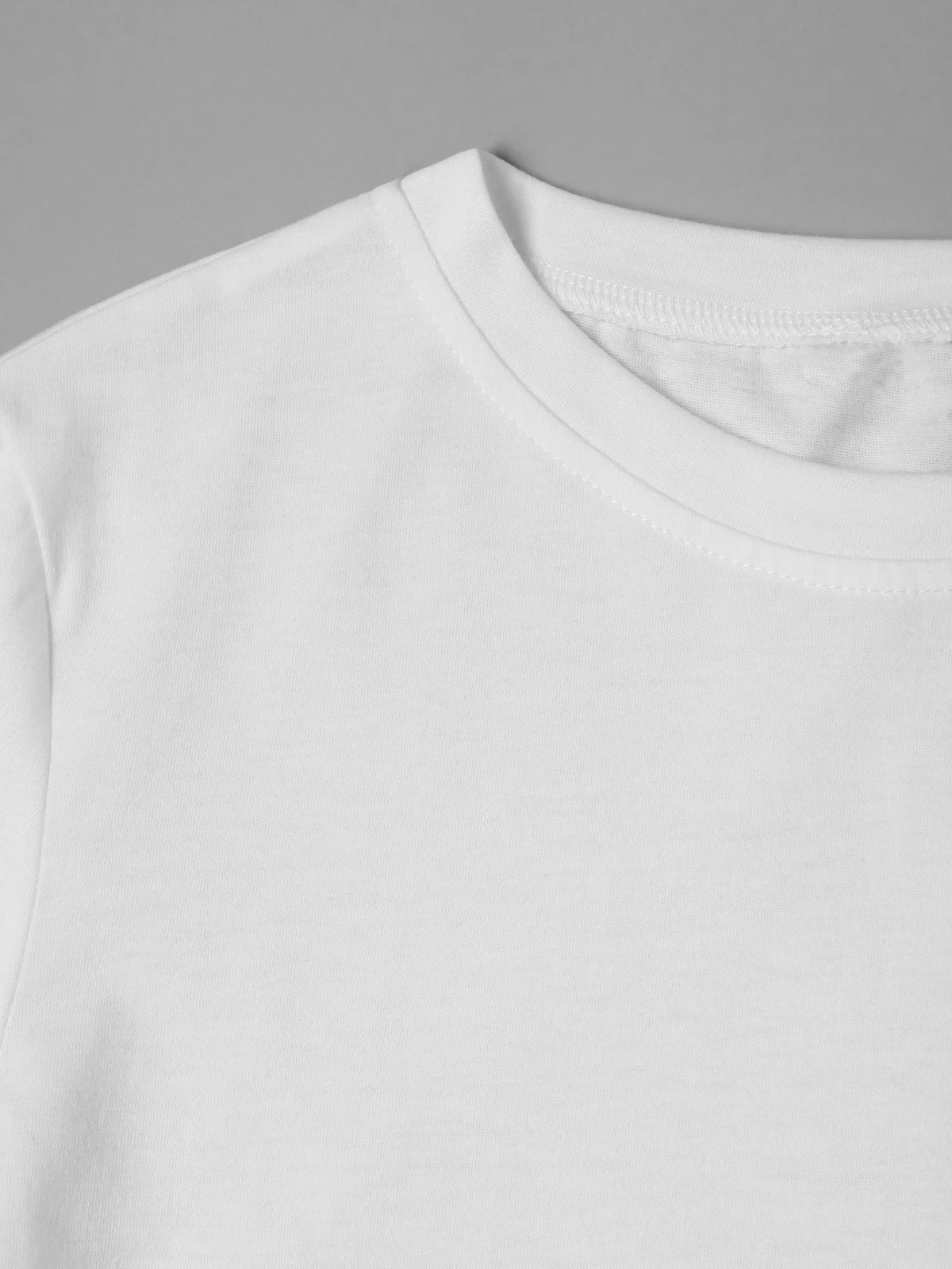 Gros plan d'un t-shirt blanc avec un motif de chat cartoon fantaisiste.