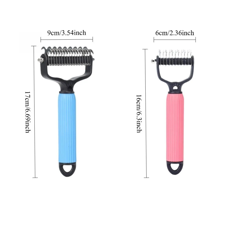 Peigne antipellules en acier inoxydable rose avec manche bleu, montré à côté d'une version noire.