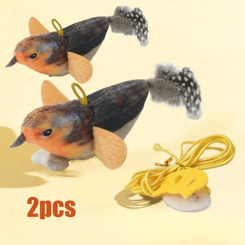 Zwei Plüsch-Vogel-Katzen-Spielzeuge mit Holzclips und gelbem Faden auf hellem Hintergrund