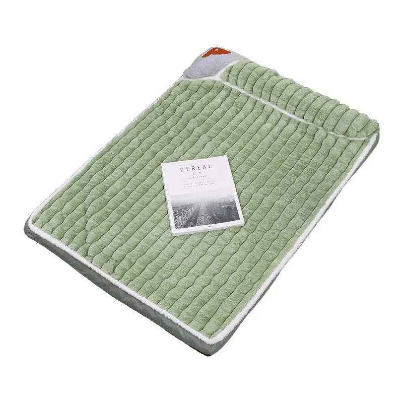 Un lit pour chien en duvet vert clair avec housse amovible et une petite carte dessus.