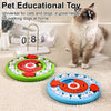 Un jouet distributeur de puzzle vert avec des pièces rouges et blanches à côté d'une version bleue sur un tapis crème.