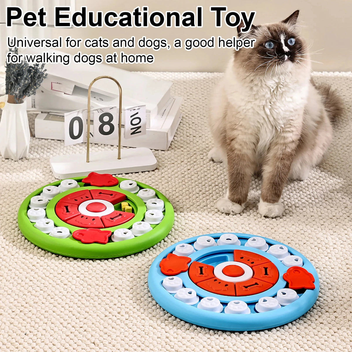 Un jouet distributeur de puzzle vert avec des pièces rouges et blanches à côté d'une version bleue sur un tapis crème.