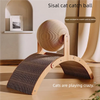 Un jouet balle à gratter pour chat en bois avec une couverture en sisal, sur une table.