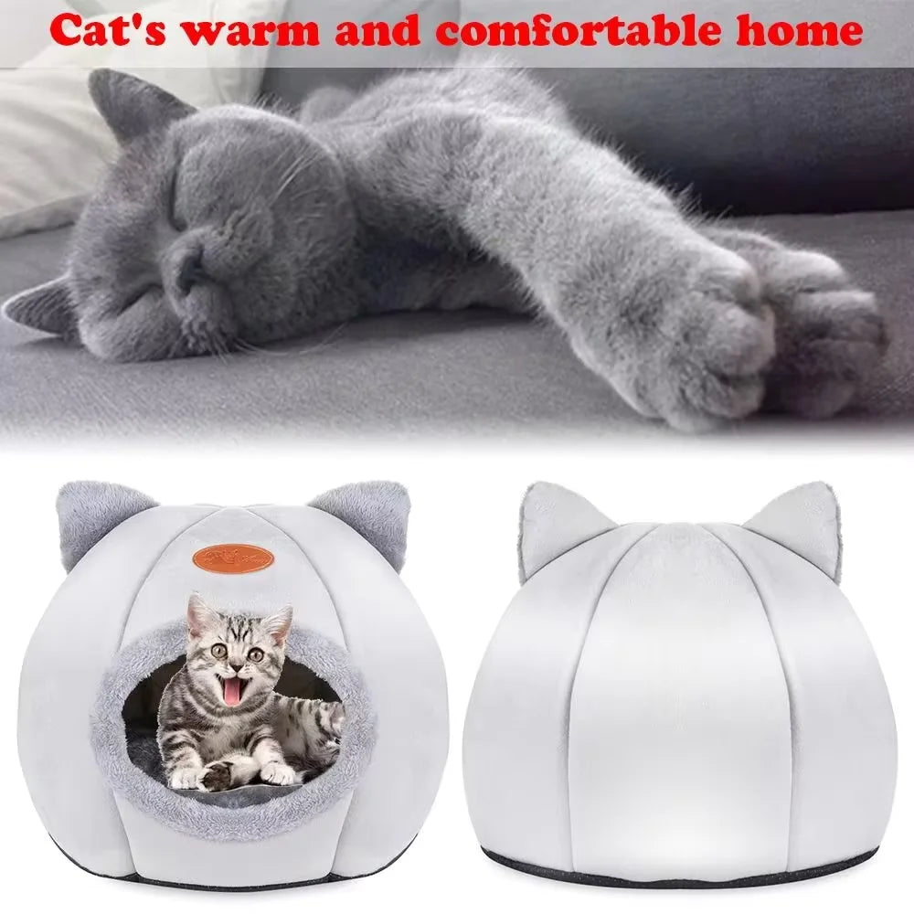 Un nid lit pour chat en peluche blanche, gros plan montrant les formes d'oreilles et un intérieur doux.