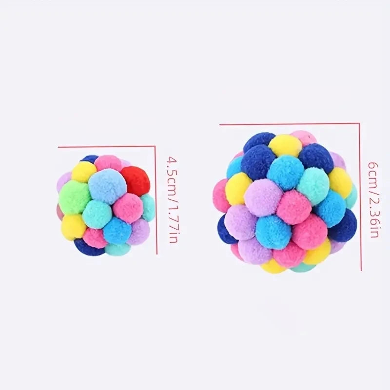 Ein Set aus neun farbenfrohen, flauschigen Katzenspielballen in Blau-, Pink- und Gelbtönen.