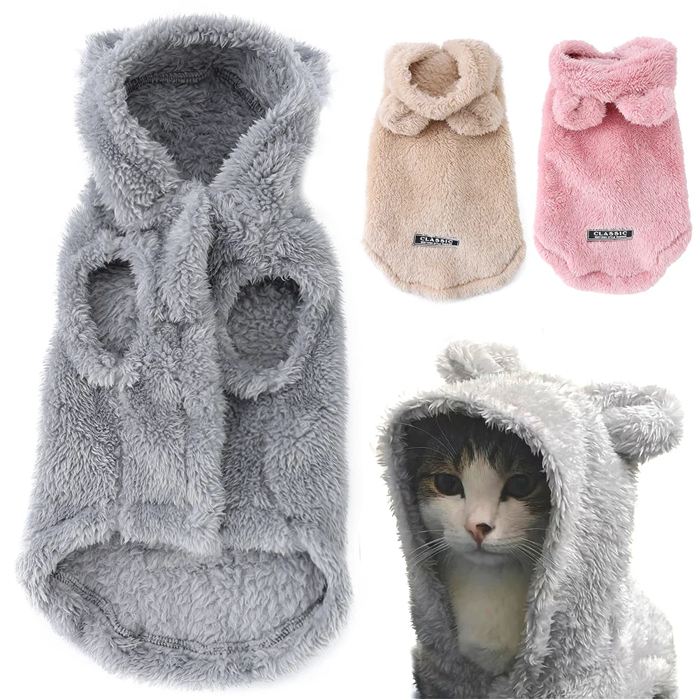 Manteau à capuche en peluche gris pour chat, présenté dans différentes nuances et textures.