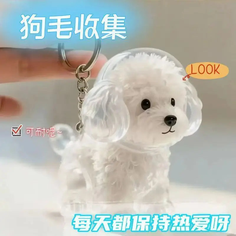 Figurine de chien blanc et duveteux à côté d'une clé USB argentée, destinée au rangement de cheveux.