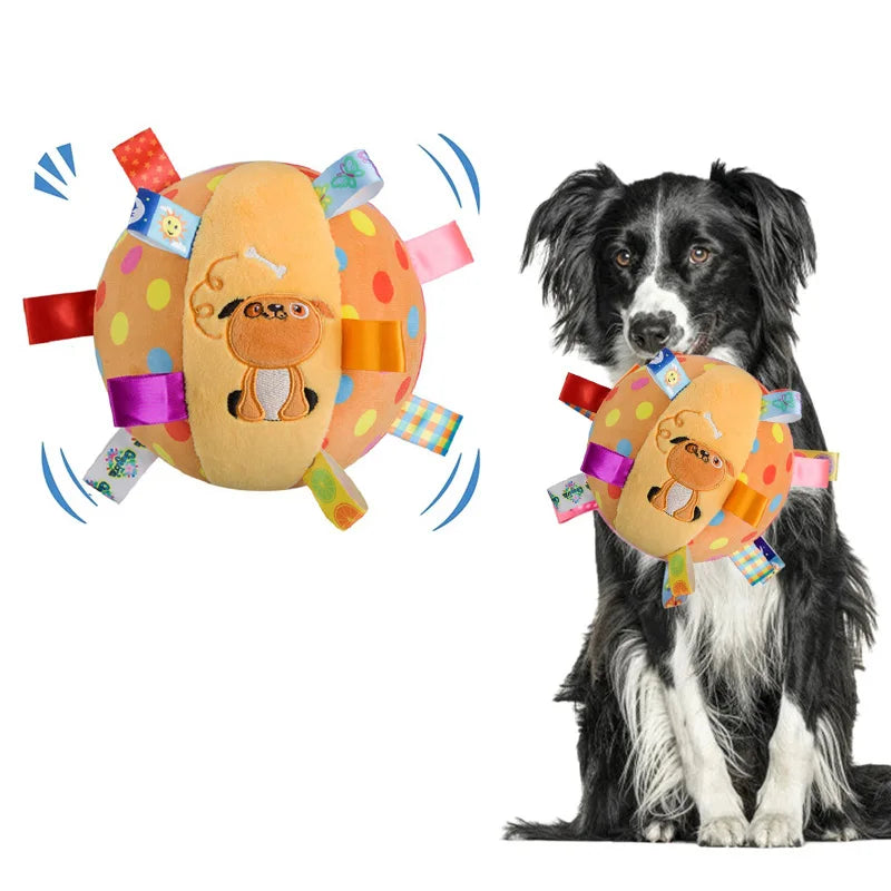 Interaktiver Hundeballspielzeug in Form eines gelb-orangen Eis mit Bärengesicht, neben einem schwarzen Hund.