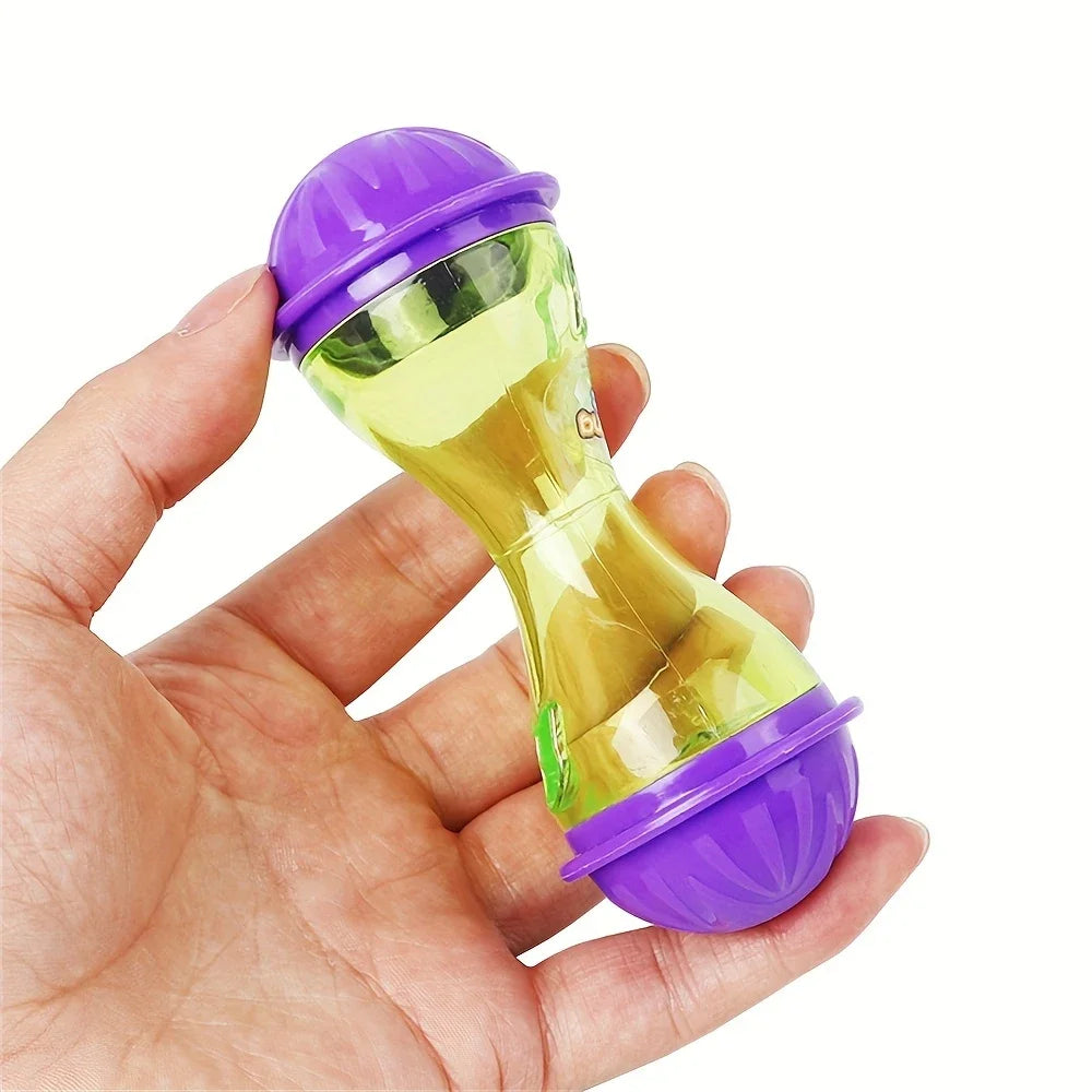 Una mano sostiene una pelota juguete para mascota de alimentador interactiva de plástico morado y transparente.