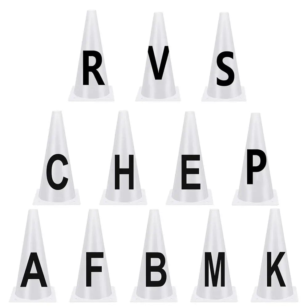 Un ensemble de cônes d'entraînement de dressage avec les lettres R V S C H E P et A F B M K.