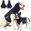 Helles Hundekleid in marineblauer beruhigender Angstweste, gezeigt neben der Weste.