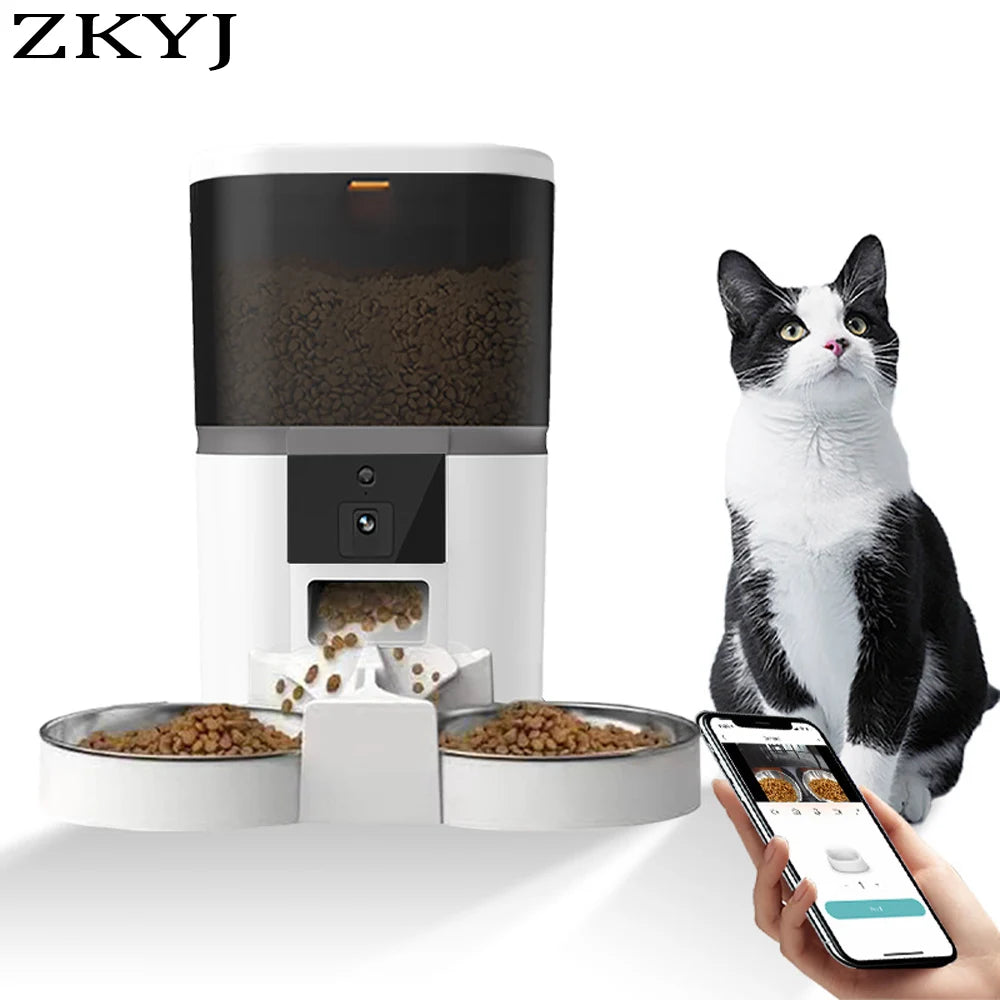 Weißer automatischer Futterspender für Katzen und Hunde mit einer Katze und Futterschalen.