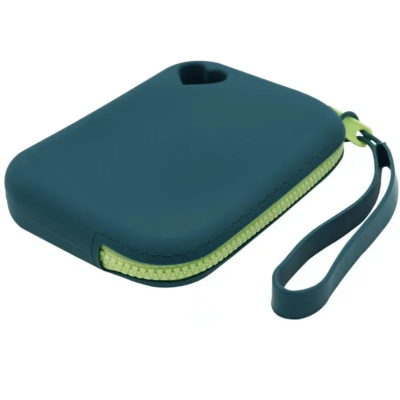 Bolsa de silicona verde azulada oscura con un lazo para llevar premios de perro.
