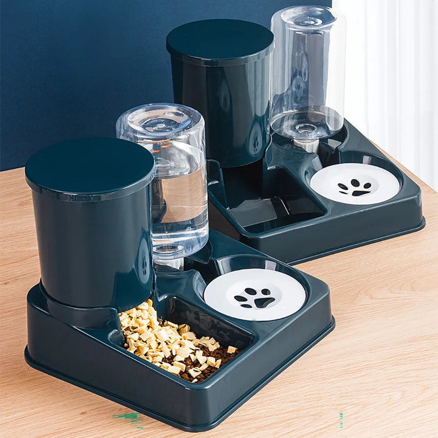 Un distributeur automatique pour animaux gris foncé avec compartiment à nourriture et réservoir d'eau transparent.