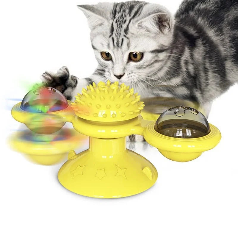 Un jouet de chat en forme de moulin à vent jaune interactif avec un chaton tacheté qui joue avec.