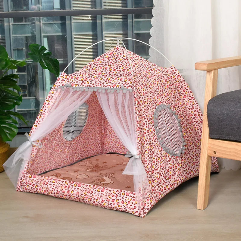 Un lit pour animal en forme de fleur semi-fermé avec un tissu à imprimé rose et léopard, posé sur un support en bois.