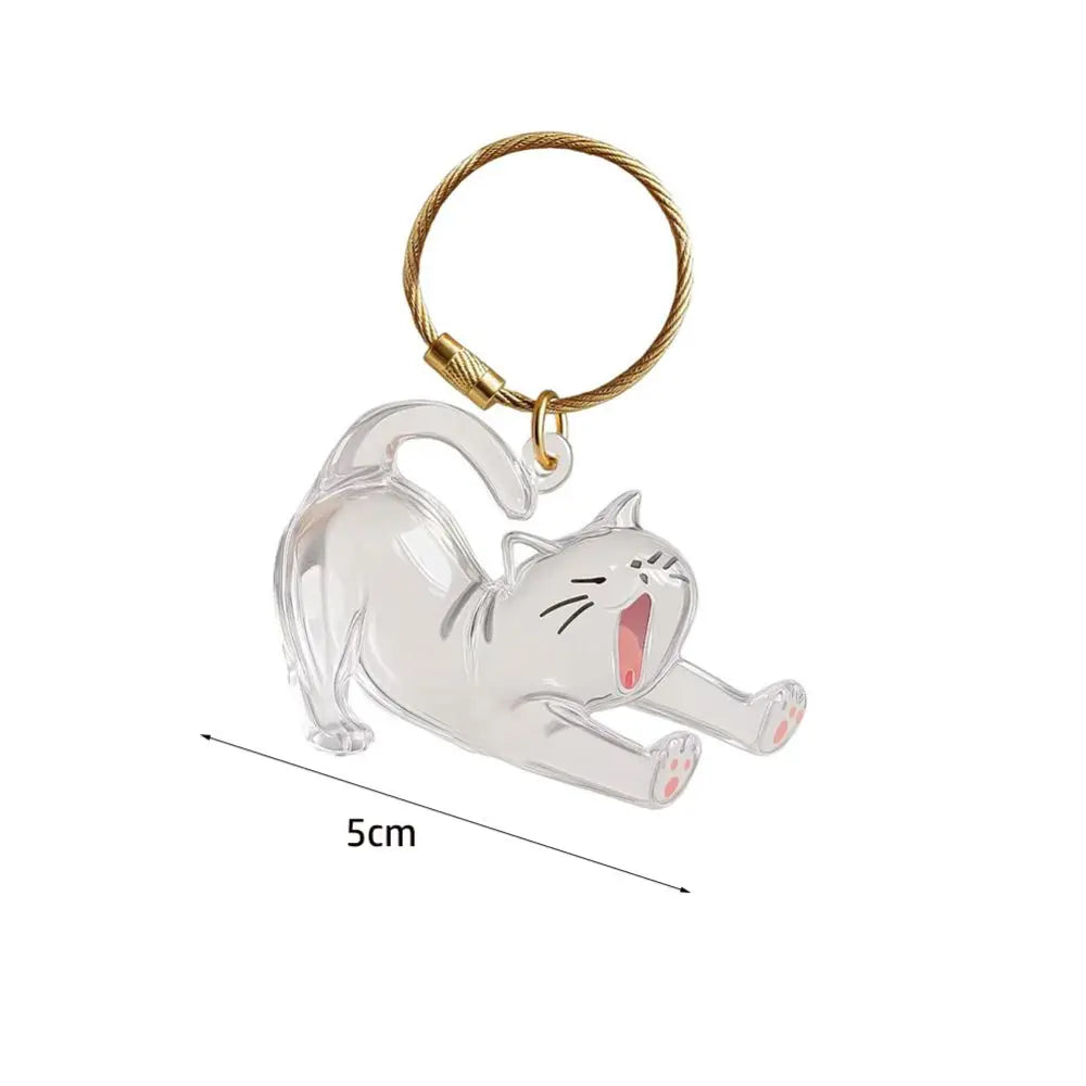 Klare, skulptierte Katzenfigur an einem goldfarbenen Schlüsselring.