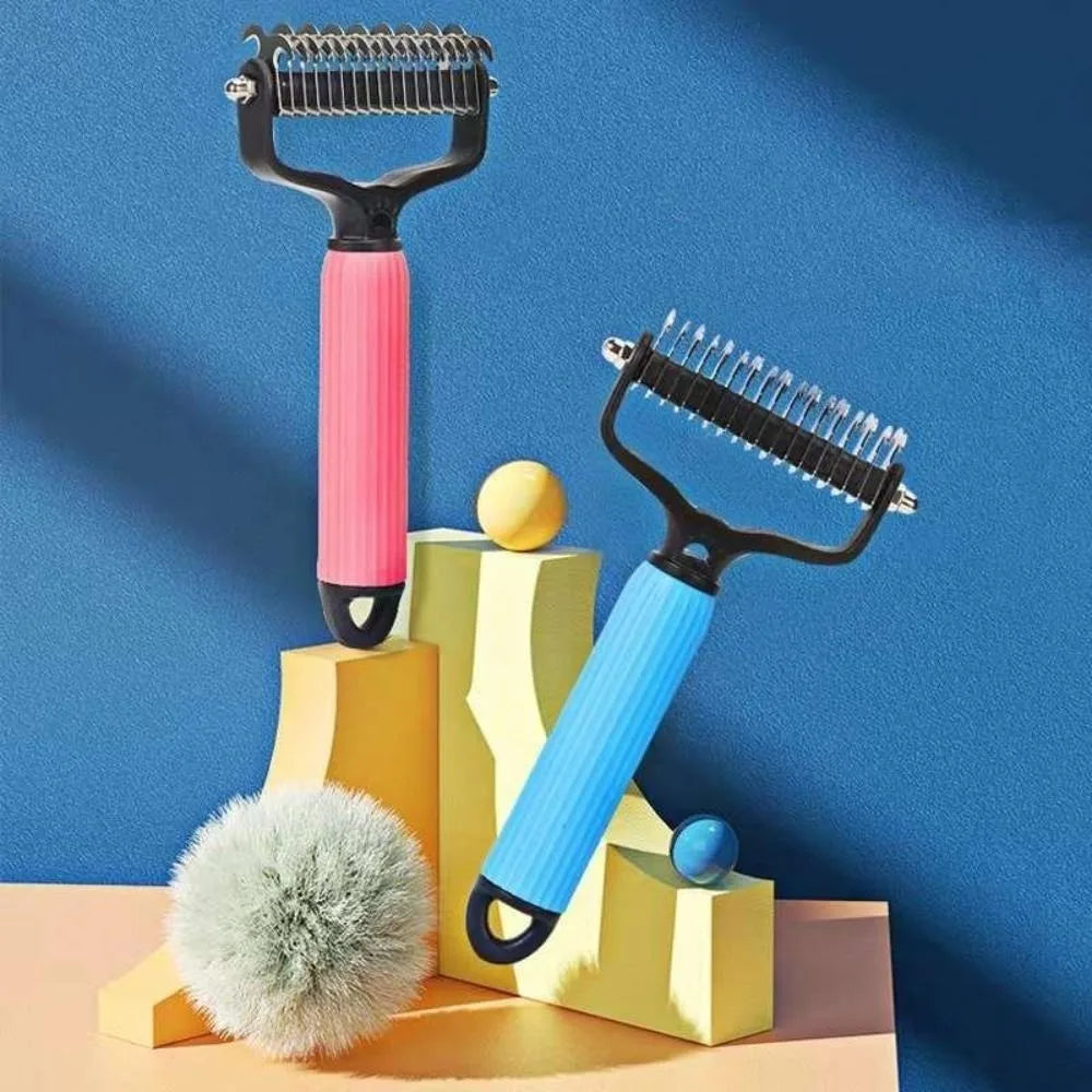 Peigne anti-emmêlement en acier inoxydable rose et bleu, avec des accents jaunes, sur fond bleu.