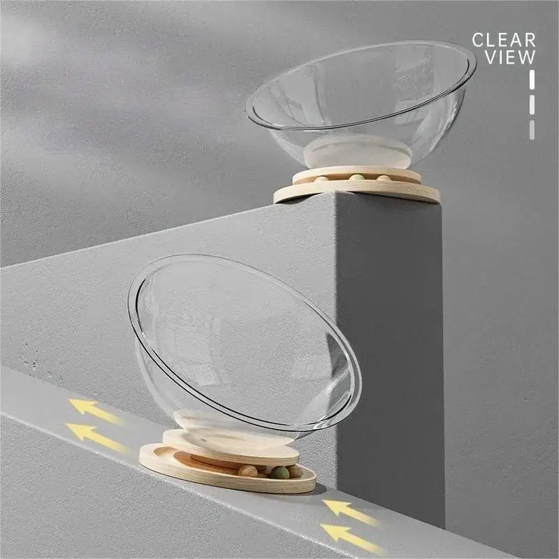 Klarer Glas-Katznest auf grauem Untergrund mit gelben Pfeilen zur Richtung