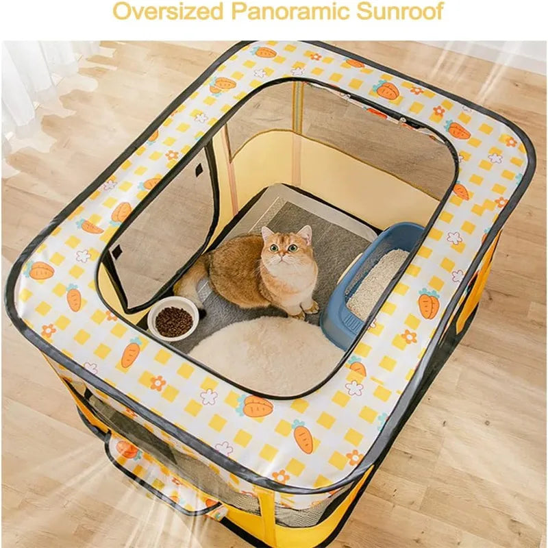 Un enclos de jeu pour animaux panoramique surdimensionné avec un tissu à motifs jaune et orange, posé sur un plancher en bois