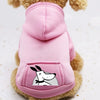 Pinker gemütlicher Fleece-Hoodie für einen Hund mit weißer Silhouette auf der Brusttasche.