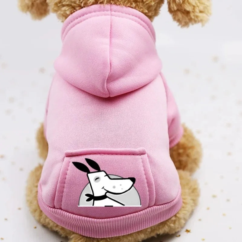 Pinker gemütlicher Fleece-Hoodie für einen Hund mit weißer Silhouette auf der Brusttasche.