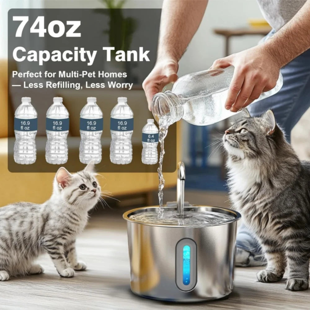 Un chat boit de l'eau d'une fontaine à eau automatique en acier inoxydable.