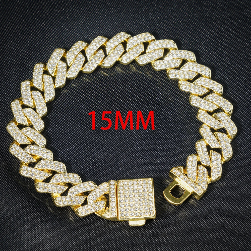 Collier à maillons cubains en or, chaîne de 15mm, sur fond noir.