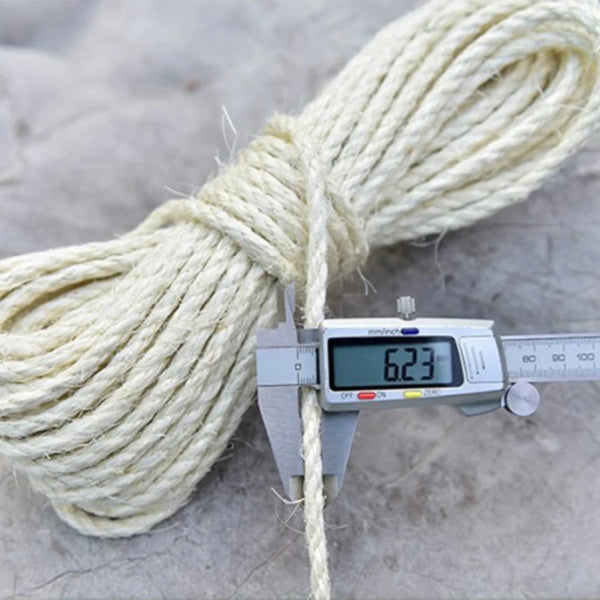 Una bobina de cuerda de sisal beige natural junto a una herramienta de medición digital que muestra 6.23 pulgadas.