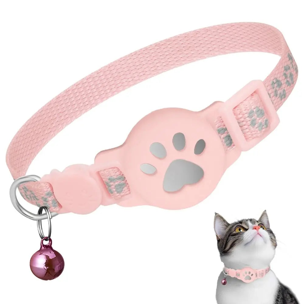 طوق تتبع للحيوانات باللون الوردي وقابل للتعديل بنقش بصمة مخلب يرتديه قط.