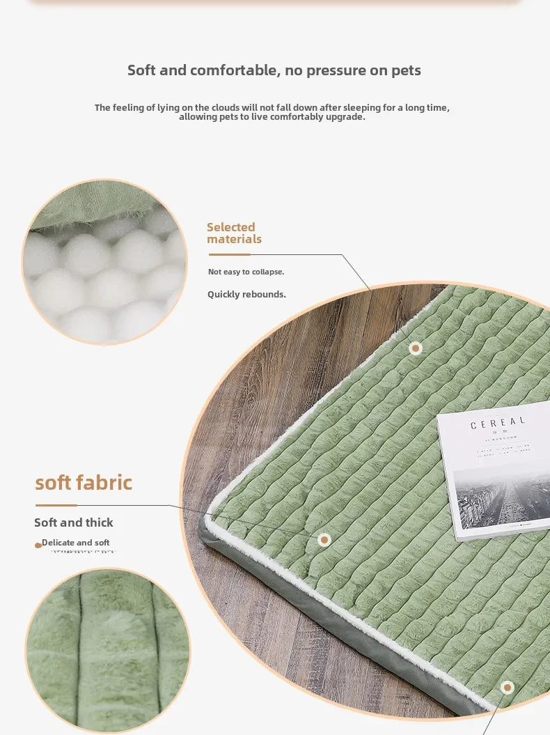 Gros plan sur le tissu rembourré vert et matelassé d'un lit pour chien, montrant sa texture et ses coutures.