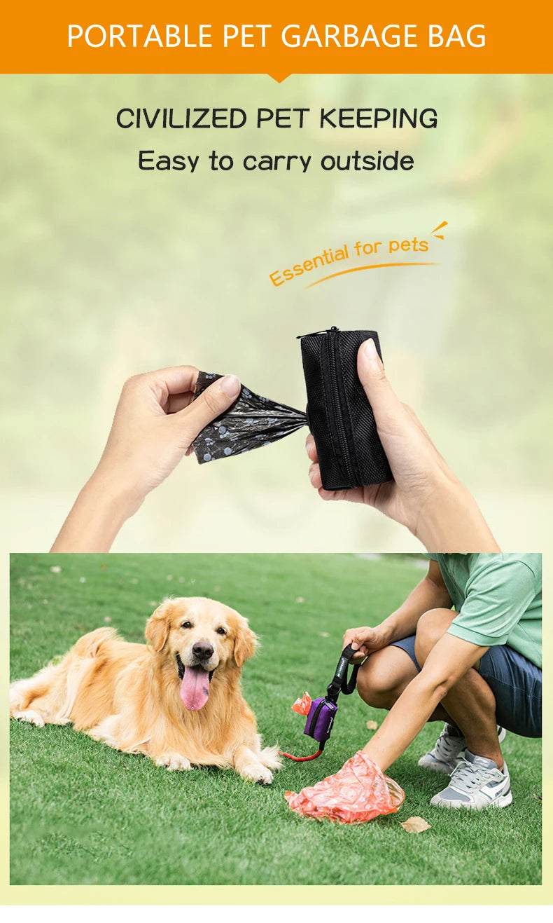 Hände halten einen schwarzen tragbaren Tiermüllsack und einen Golden Retriever auf grünem Gras.