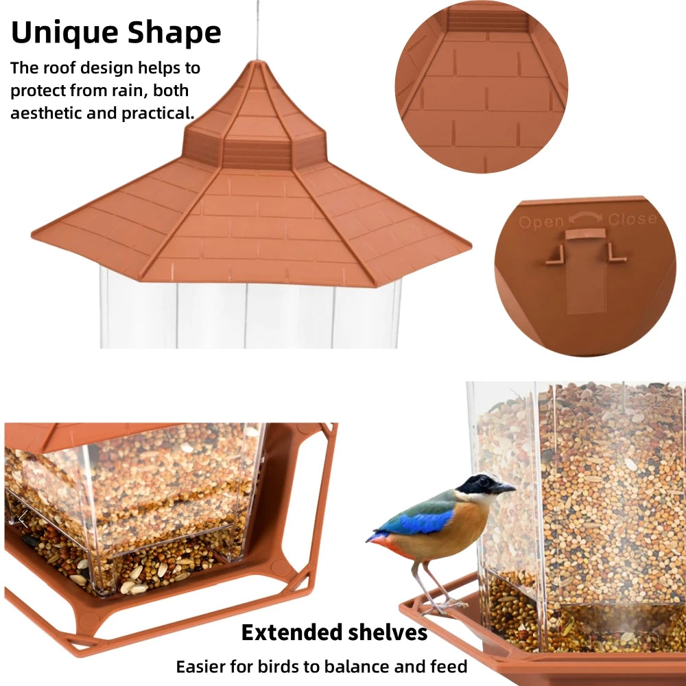 Comedero automático para pájaros con techo naranja y estantes extendidos para alimentar aves.