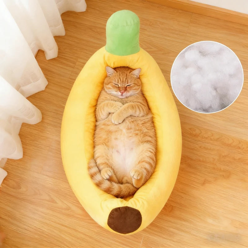 Un chat tigré orange et moelleux se relaxe dans un lit en peluche en forme de banane jaune.