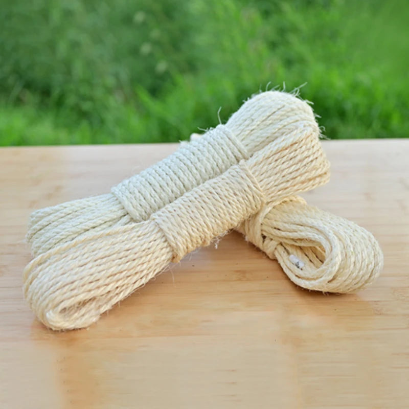 Bündel aus natürlicher beige Sisalfaser zum Kratzbaum für Katzen.