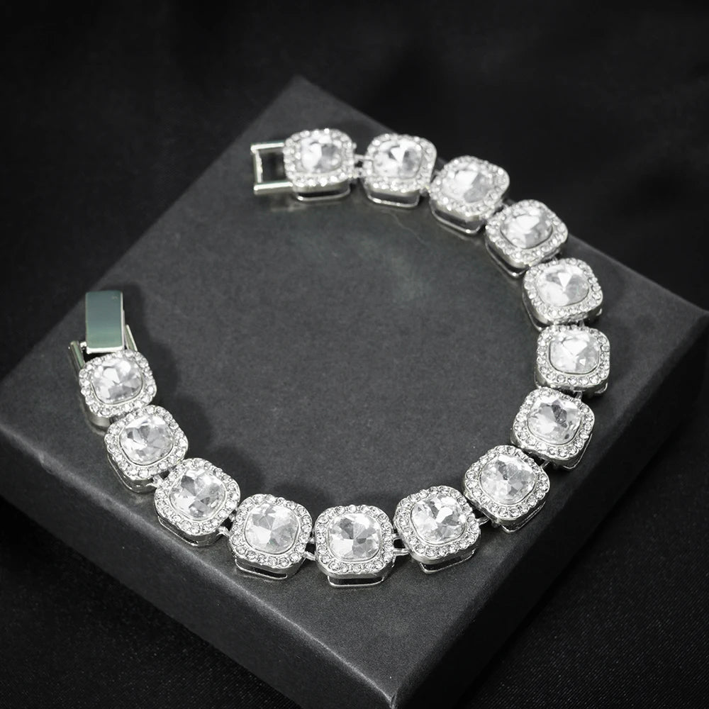Collier statement en maillons cubains argentés avec des pierres ressemblant à des diamants clairs, présenté dans une boîte no