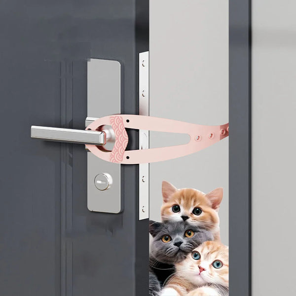 Pinkes, verstellbares Tierdörrstopper auf grauer Tür, mit tabby Kätzchen, das hinausblickt.