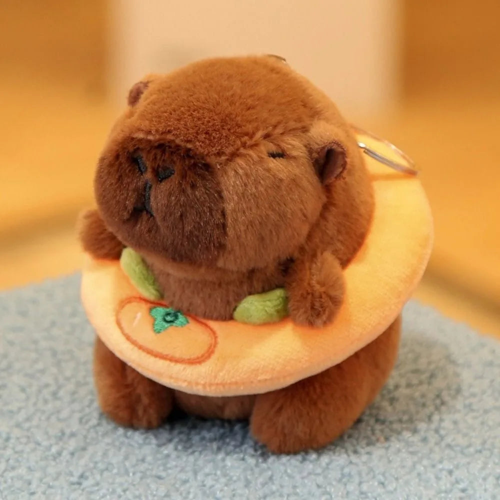 Braune Capybara-Plüschpuppe mit gelbem Hoodie und grünen Akzenten
