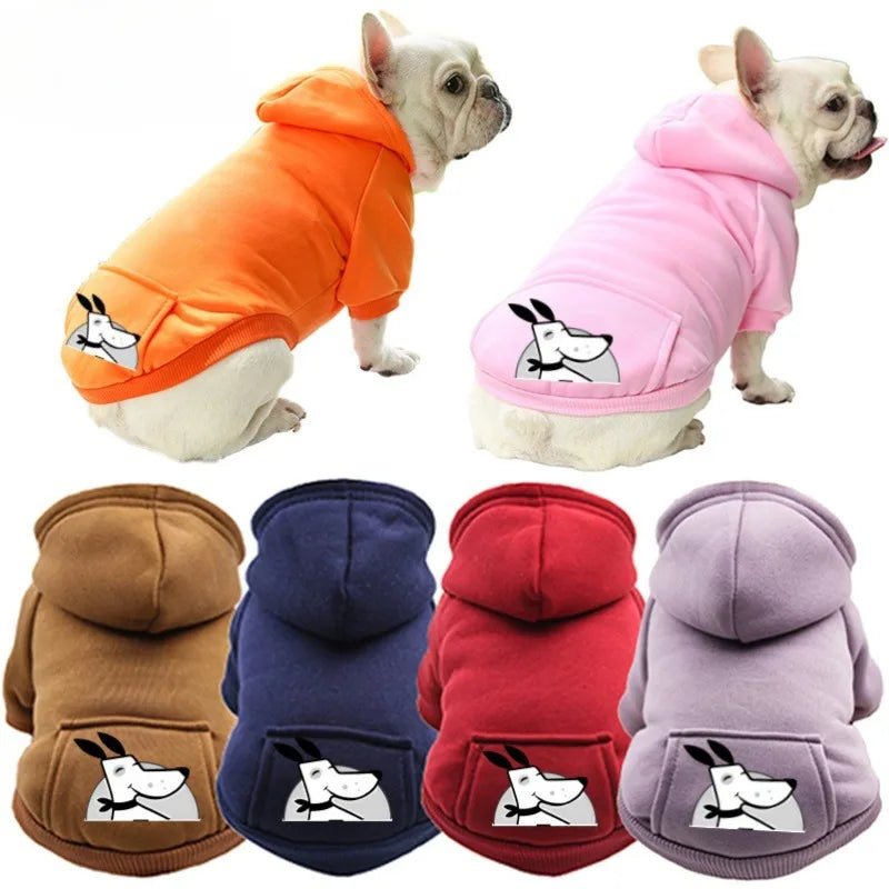 Eine Sammlung gemütlicher Fleece-Kapuzenpullover für Hunde in Orange, Pink, Braun und Lila.