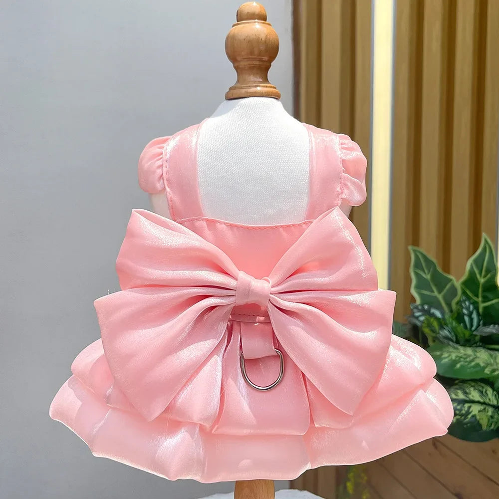 Rosa Satin-Hundkleid für einen kleinen Hund auf einem Mannequin.