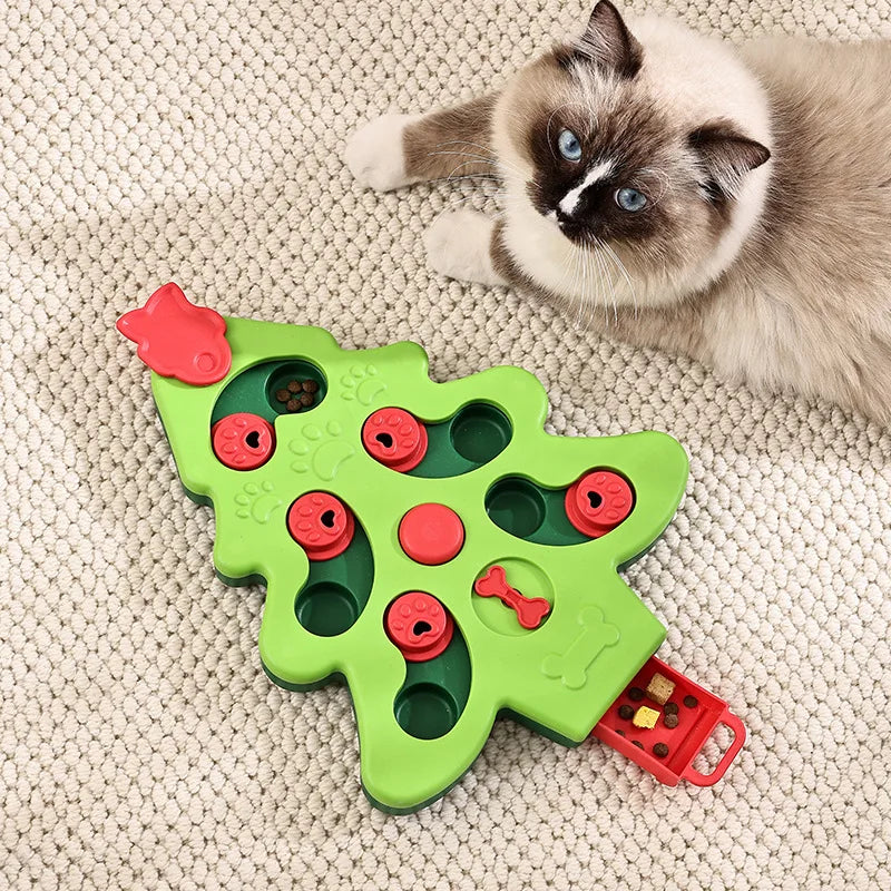 Un jouet distributeur à puzzle vert avec diverses compartiments et un loquet rouge est posé sur une surface beige texturée à 
