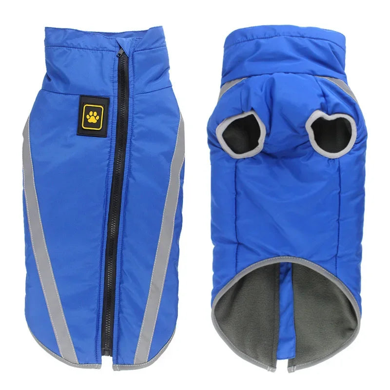 Manteau de chien bleu rembourré avec bordure réfléchissante grise et fermeture éclair visible de face.