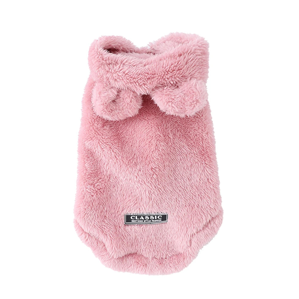 Un manteau de chien en peluche rose avec un détail de nœud.