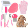 Eine Sammlung rosa Tierpflegewerkzeuge, darunter eine Bürste, Nagelschere und ein Kaninchen.