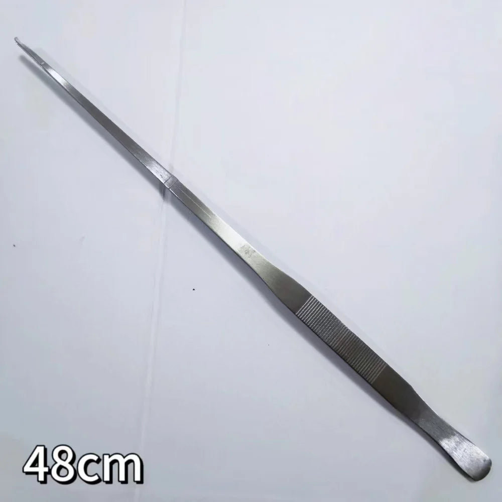 Pince à aquarium en argent avec un design métallique long et fin.