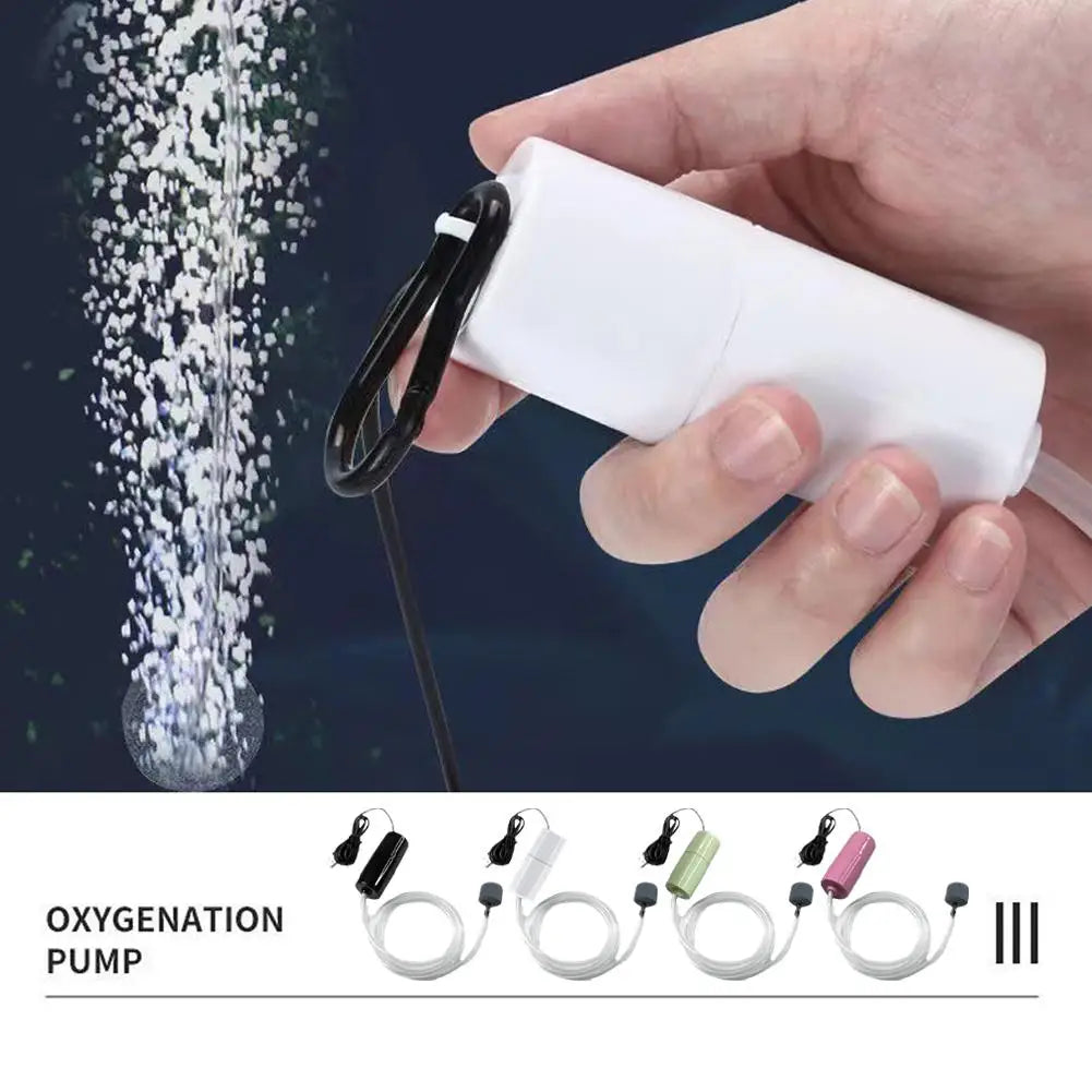Une main tient un dispositif de pompe d'oxygénation blanc avec une pierre à air, démontrant son utilisation pour aérer des aq